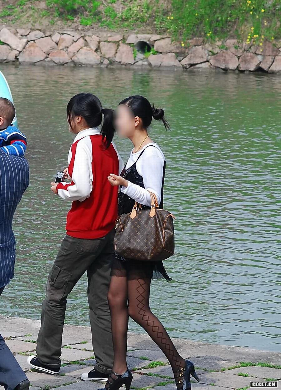 已為人母的黑絲美女