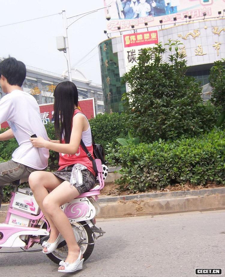 騎在電動(dòng)車(chē)上的長(cháng)腿美女