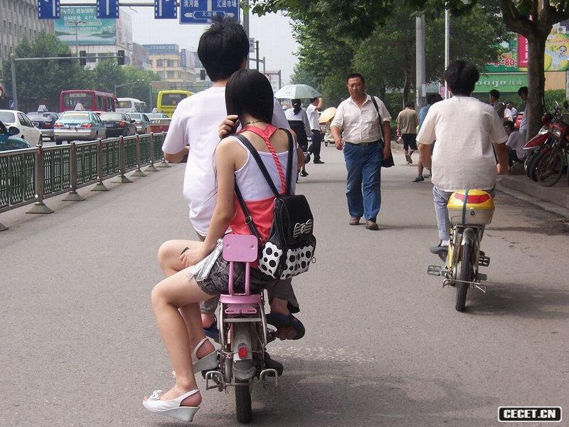 騎在電動(dòng)車(chē)上的長(cháng)腿美女