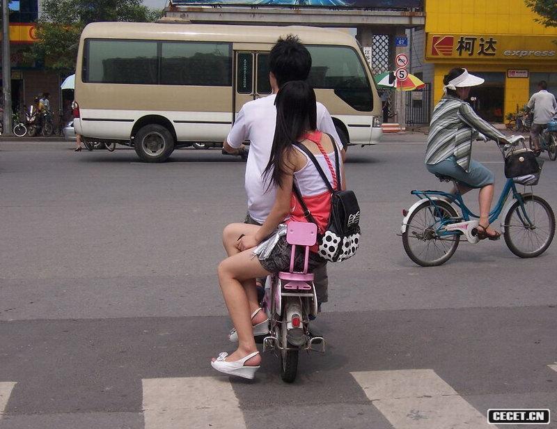 騎在電動(dòng)車(chē)上的長(cháng)腿美女