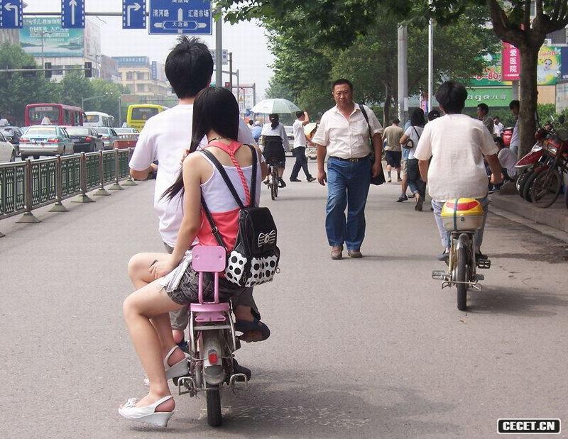 騎在電動(dòng)車(chē)上的長(cháng)腿美女