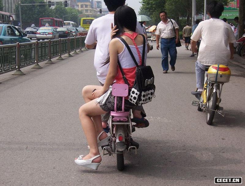 騎在電動(dòng)車(chē)上的長(cháng)腿美女