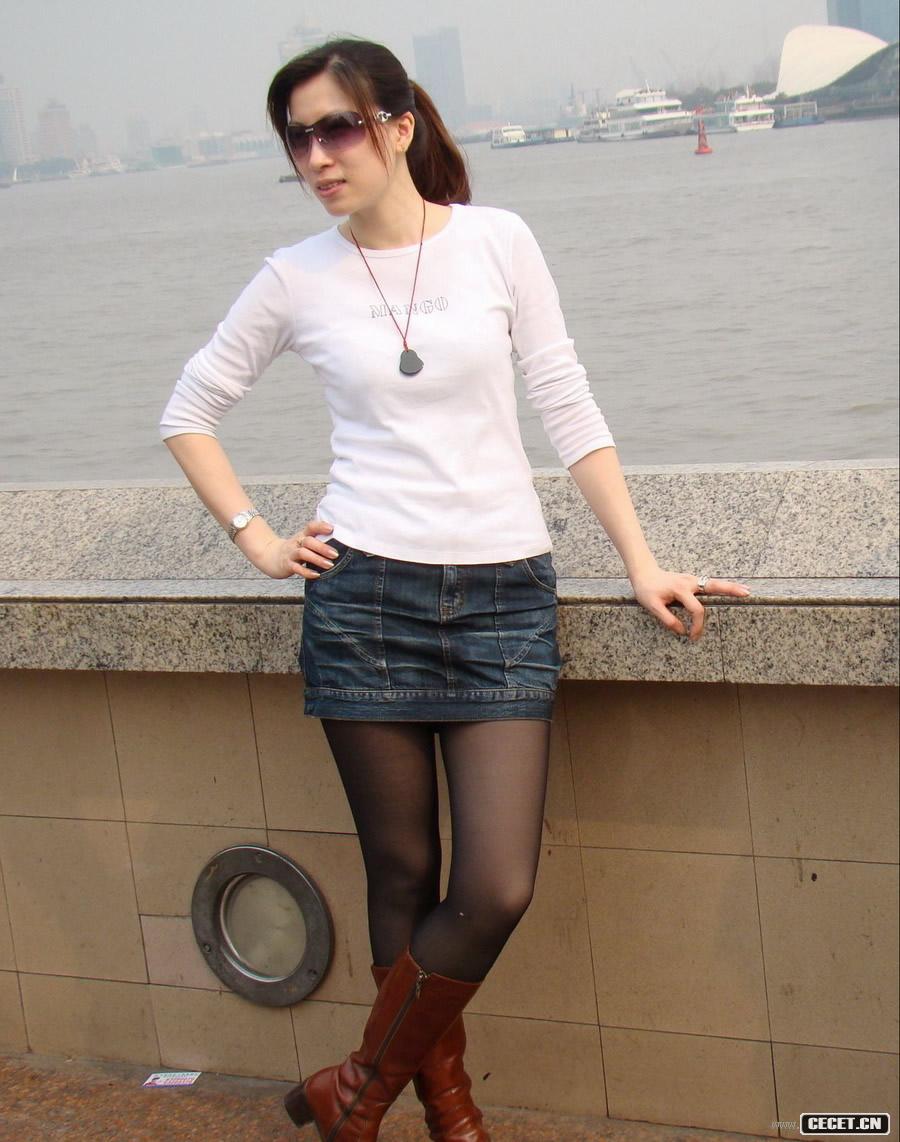 穿MangoT恤的美女姐姐