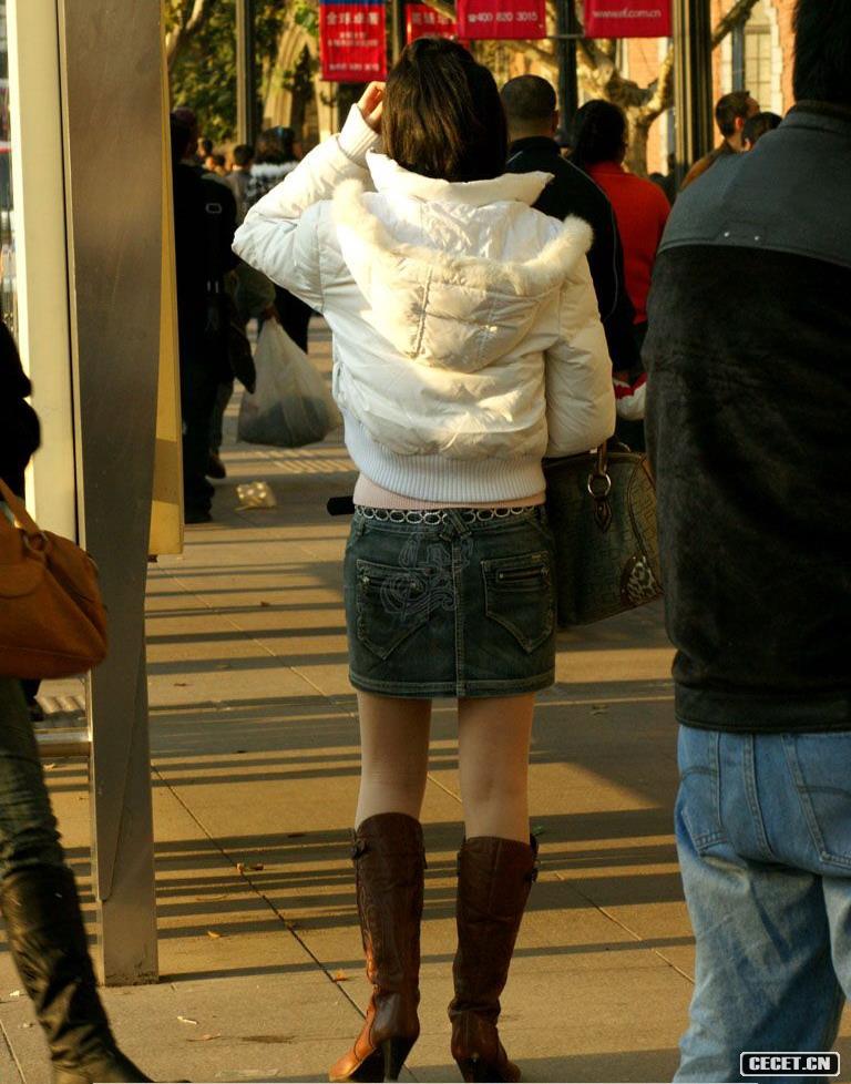 街拍牛仔短褲美女