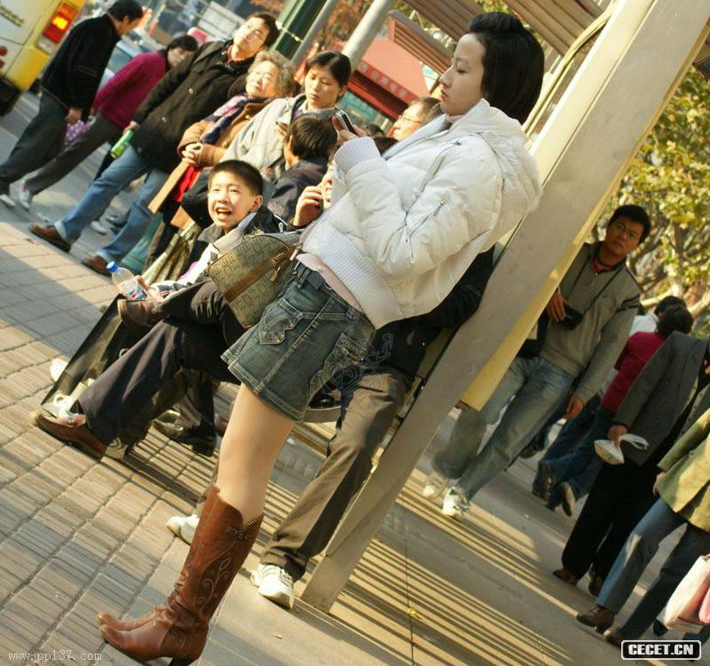 街拍牛仔短褲美女