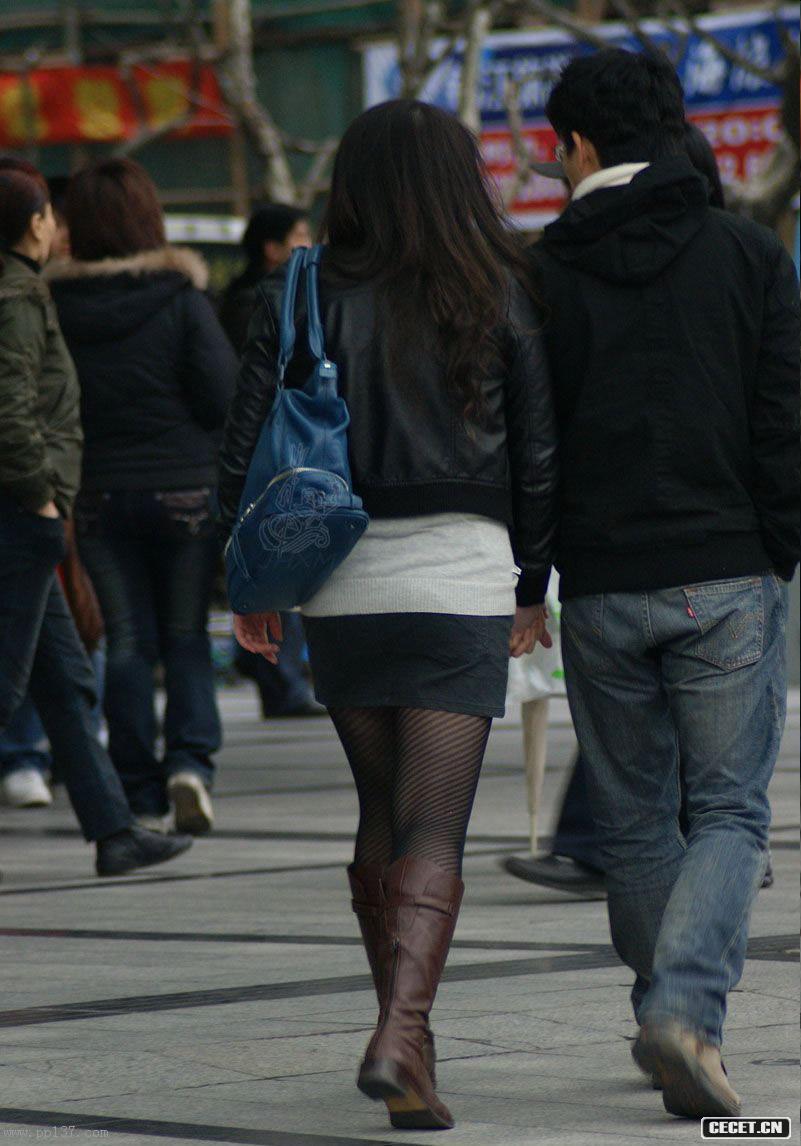 偷拍胸部豐滿(mǎn)的女孩