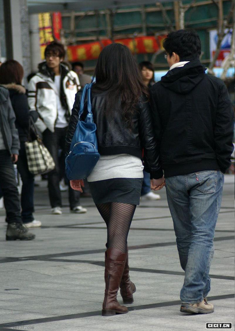 偷拍胸部豐滿(mǎn)的女孩