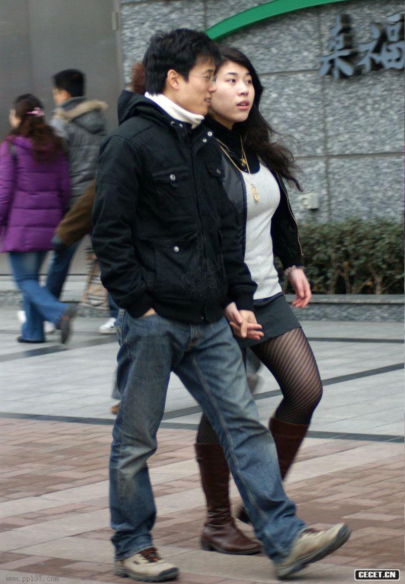 偷拍胸部豐滿(mǎn)的女孩