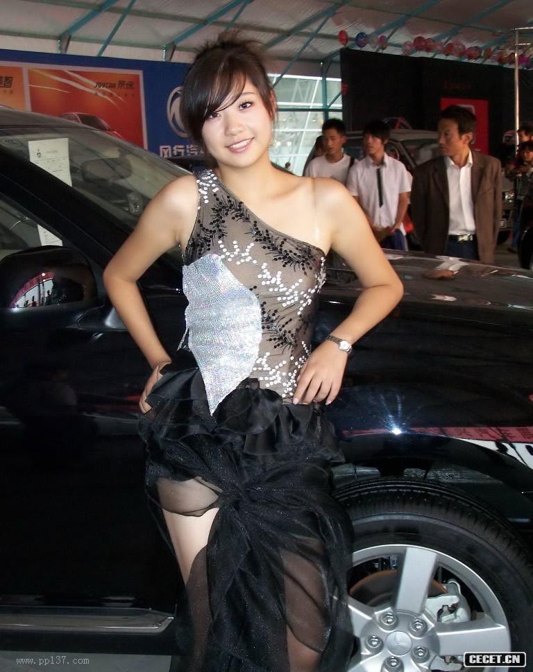 車(chē)展上穿著(zhù)性感的車(chē)模