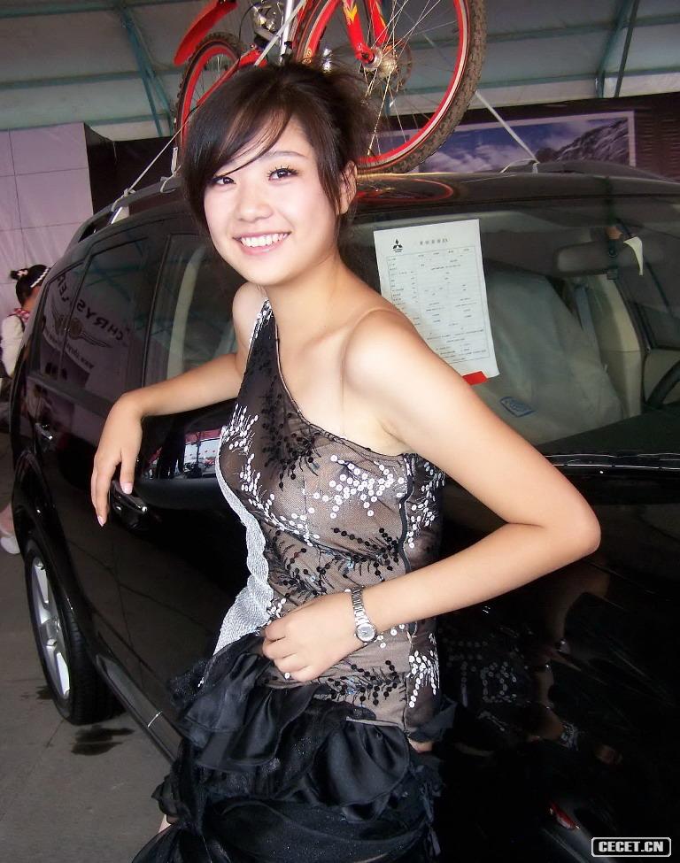 車(chē)展上穿著(zhù)性感的車(chē)模