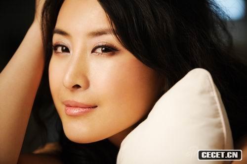 王雅捷寫(xiě)真拍眼神迷離