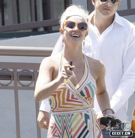 布蘭妮條紋吊帶亮眼出