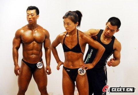 中國女子健美高手大顯勁暴肌肉