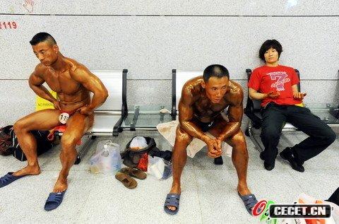 中國女子健美高手大顯勁暴肌肉