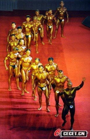 中國女子健美高手大顯勁暴肌肉