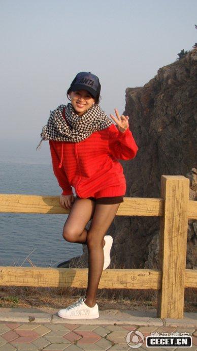 戴菲菲身著(zhù)黑絲網(wǎng)襪