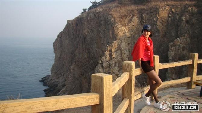 戴菲菲身著(zhù)黑絲網(wǎng)襪