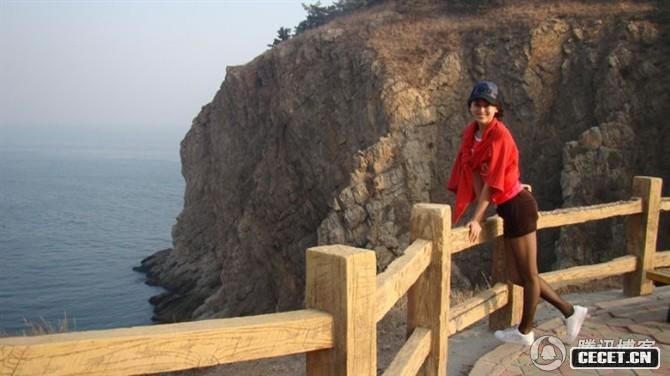 戴菲菲身著(zhù)黑絲網(wǎng)襪