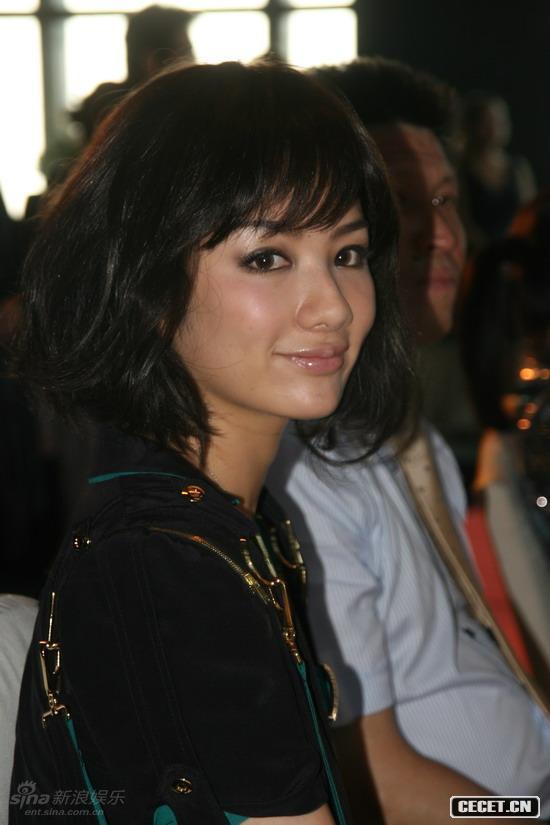 黃奕辦拍賣(mài)會(huì )助推公益