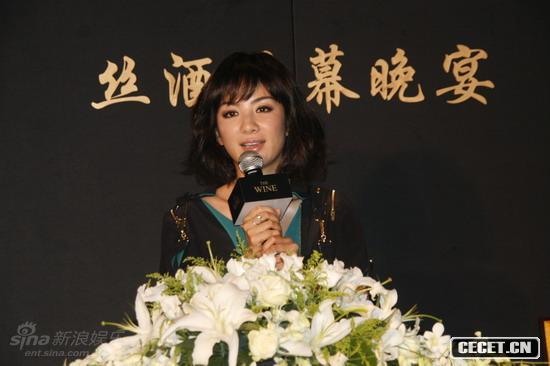 黃奕辦拍賣(mài)會(huì )助推公益