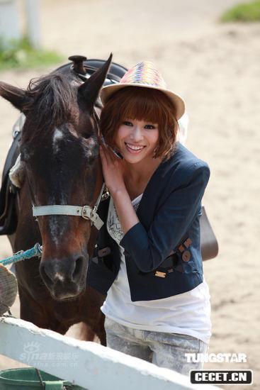 胡杏兒騎馬展颯爽英姿