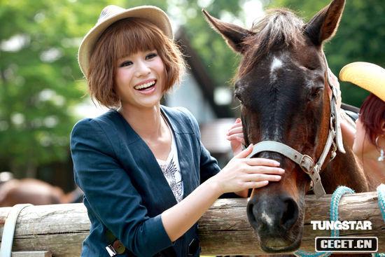 胡杏兒騎馬展颯爽英姿