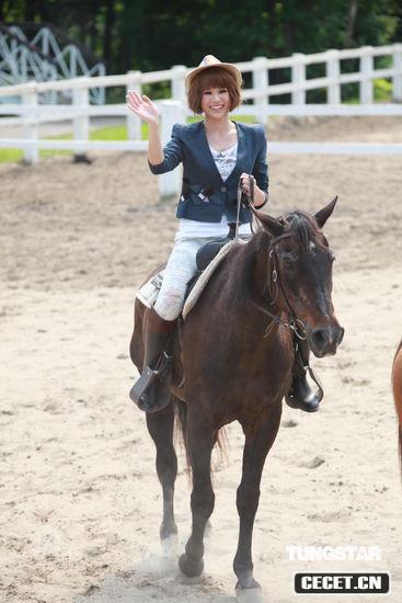胡杏兒騎馬展颯爽英姿