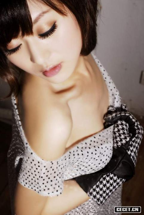 22歲小MM拍嫵媚寫(xiě)真