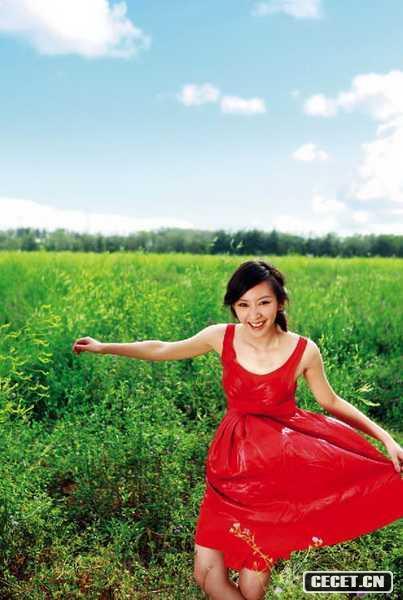 唐一菲綠野中靈動(dòng)俏皮