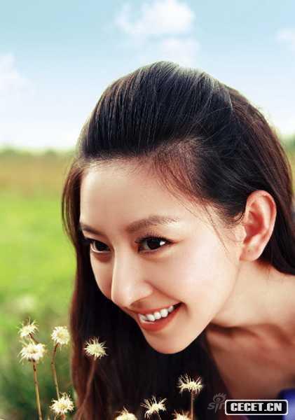 唐一菲綠野中靈動(dòng)俏皮