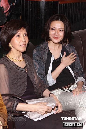 關(guān)之琳略施粉美艷依舊