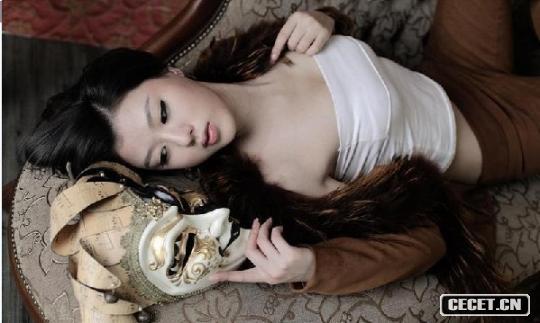 迷離眼神下D罩杯呼之欲出