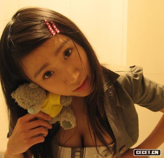 90后美女用報紙做紋胸