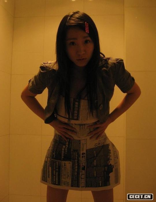 90后美女用報紙做紋胸