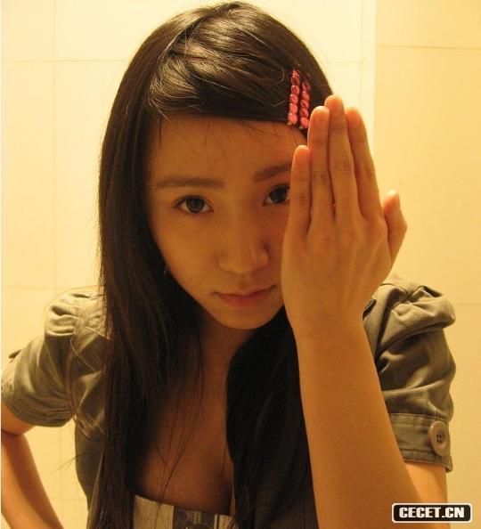 90后美女用報紙做紋胸