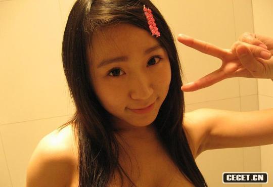 90后美女用報紙做紋胸