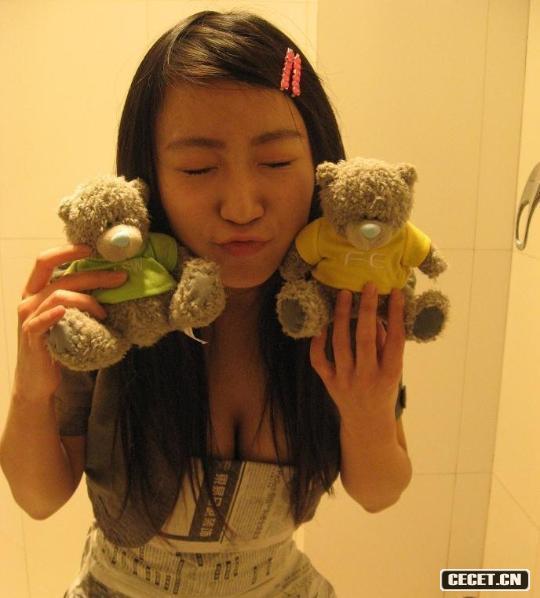 90后美女用報紙做紋胸