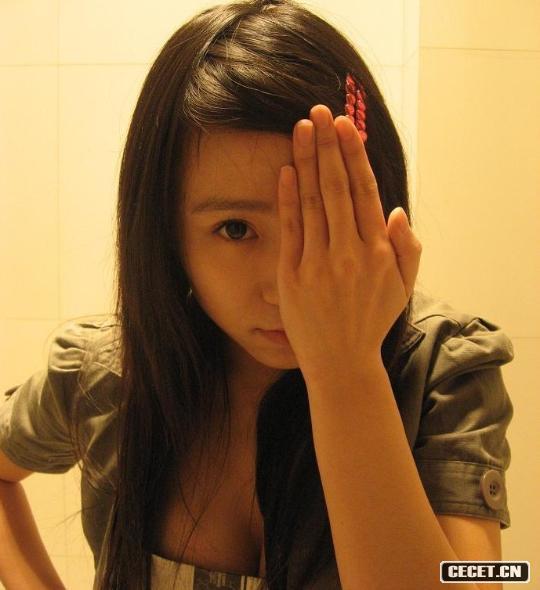 90后美女用報紙做紋胸