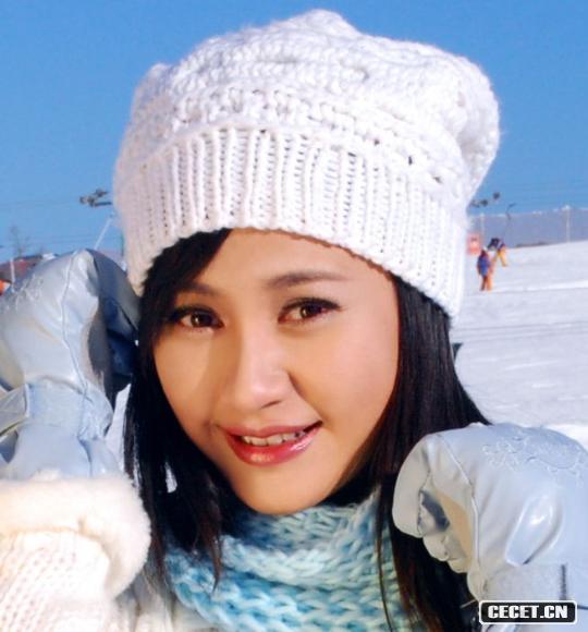 滑雪場(chǎng)艷遇陽(yáng)光性感美眉