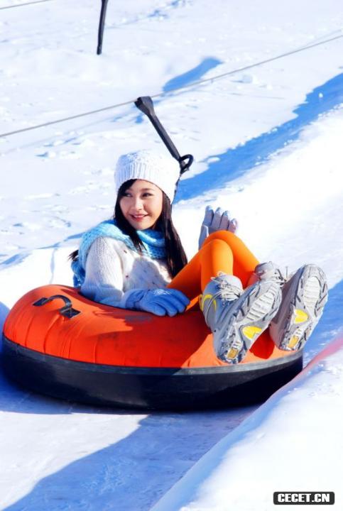 滑雪場(chǎng)艷遇陽(yáng)光性感美眉