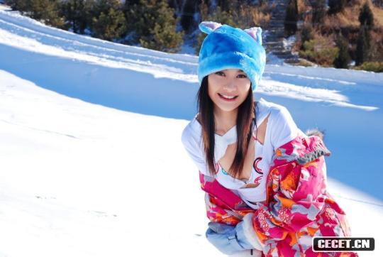 滑雪場(chǎng)艷遇陽(yáng)光性感美眉