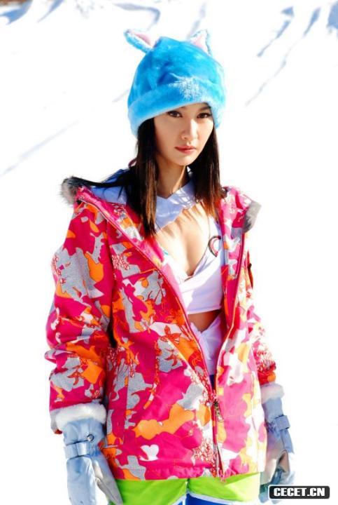 滑雪場(chǎng)艷遇陽(yáng)光性感美眉