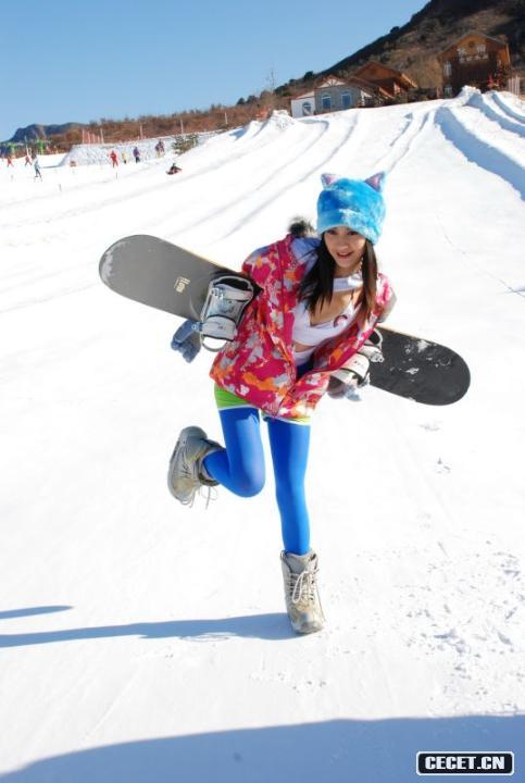 滑雪場(chǎng)艷遇陽(yáng)光性感美眉