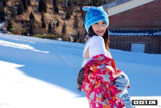 滑雪場(chǎng)艷遇陽(yáng)光性感美眉