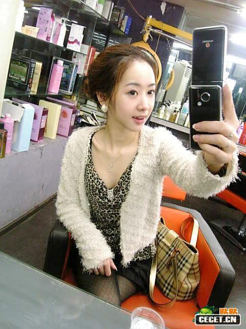 自拍美女鎖骨性感無(wú)敵