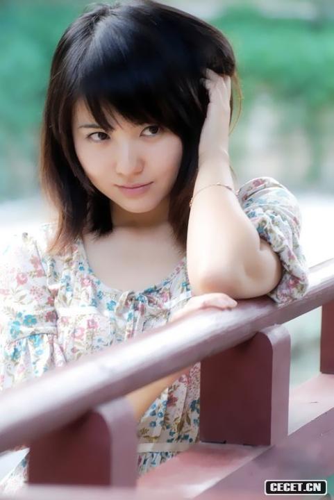 美女的漂亮小花裙