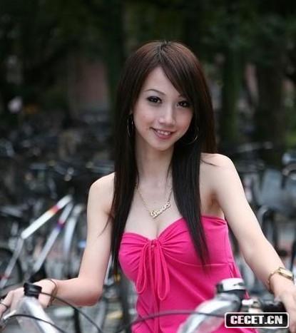 大眼MM裝可愛(ài)