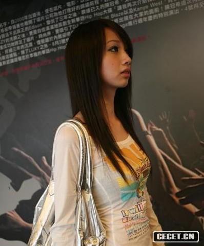 大眼MM裝可愛(ài)