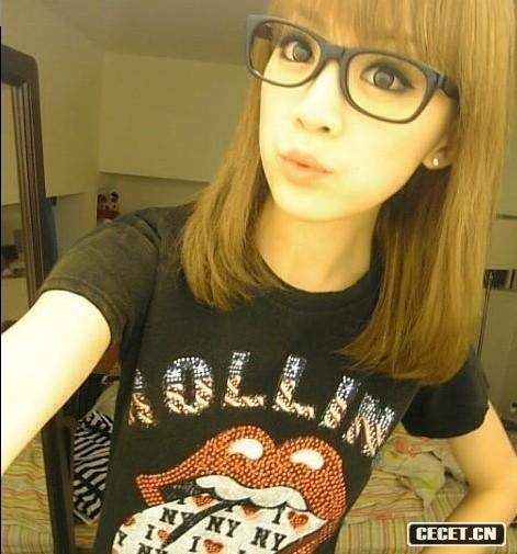 網(wǎng)絡(luò )上很火的幼萱MM生活照