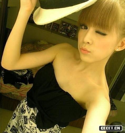 網(wǎng)絡(luò )上很火的幼萱MM生活照